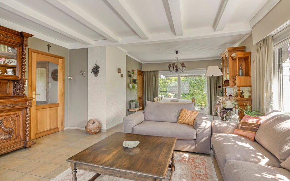 Leemans Immobiliën presenteert u deze charmante, instapklare bungalow, ideaal gelegen in het gegeerde Asse. Dankzij de uitstekende ligging bevinden belangrijke invalswegen, scholen, sportfaciliteiten, openbaar vervoer en tal van fiets- en wandelroutes zi