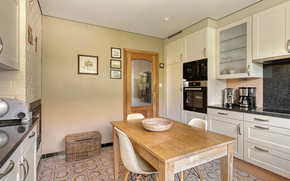 Leemans Immobiliën presenteert u deze charmante, instapklare bungalow, ideaal gelegen in het gegeerde Asse. Dankzij de uitstekende ligging bevinden belangrijke invalswegen, scholen, sportfaciliteiten, openbaar vervoer en tal van fiets- en wandelroutes zi