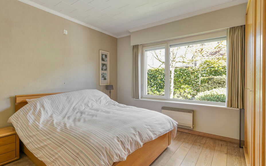 Leemans Immobiliën presenteert u deze charmante, instapklare bungalow, ideaal gelegen in het gegeerde Asse. Dankzij de uitstekende ligging bevinden belangrijke invalswegen, scholen, sportfaciliteiten, openbaar vervoer en tal van fiets- en wandelroutes zi