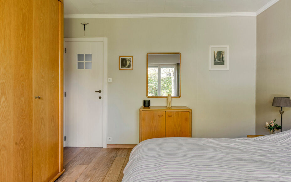 Leemans Immobiliën presenteert u deze charmante, instapklare bungalow, ideaal gelegen in het gegeerde Asse. Dankzij de uitstekende ligging bevinden belangrijke invalswegen, scholen, sportfaciliteiten, openbaar vervoer en tal van fiets- en wandelroutes zi
