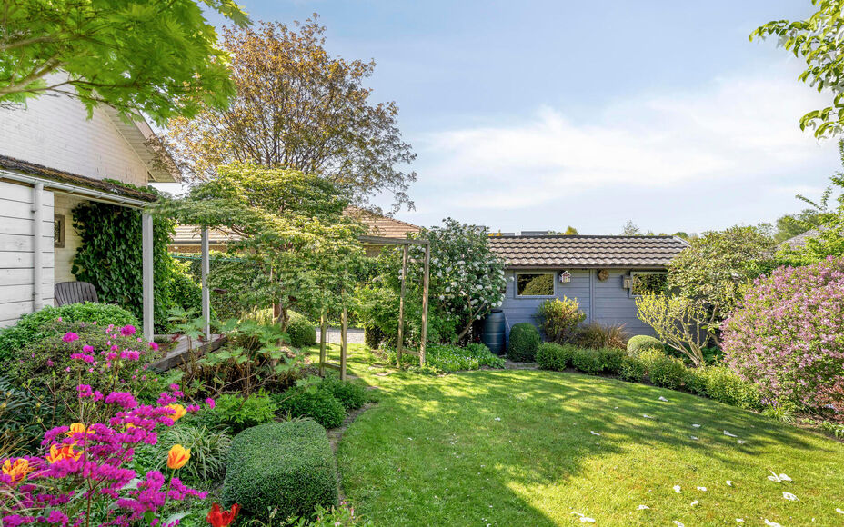 Leemans Immobiliën presenteert u deze charmante, instapklare bungalow, ideaal gelegen in het gegeerde Asse. Dankzij de uitstekende ligging bevinden belangrijke invalswegen, scholen, sportfaciliteiten, openbaar vervoer en tal van fiets- en wandelroutes zi