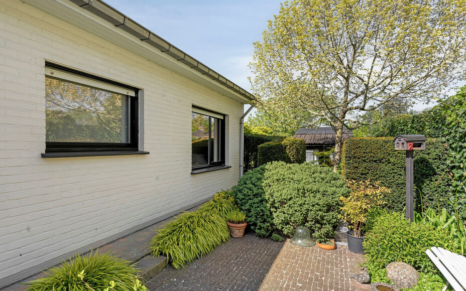 Leemans Immobiliën presenteert u deze charmante, instapklare bungalow, ideaal gelegen in het gegeerde Asse. Dankzij de uitstekende ligging bevinden belangrijke invalswegen, scholen, sportfaciliteiten, openbaar vervoer en tal van fiets- en wandelroutes zi