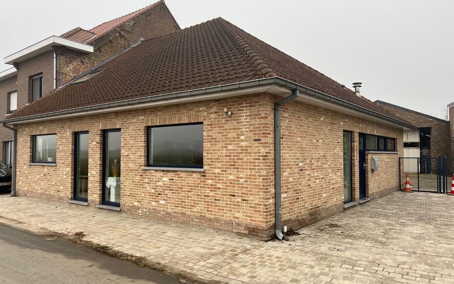 LEEMANS IMMOBILIËN vous propose l'espace professionnel suivant situé dans la commune d'Opwijk. 

L'immeuble était utilisé comme bureau (profession indépendante) mais peut aussi parfaitement servir par exemple de cabinet / activité indépendante à c
