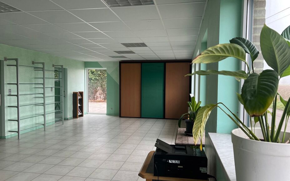LEEMANS IMMOBILIËN vous propose l'espace professionnel suivant situé dans la commune d'Opwijk. 

L'immeuble était utilisé comme bureau (profession indépendante) mais peut aussi parfaitement servir par exemple de cabinet / activité indépendante à c