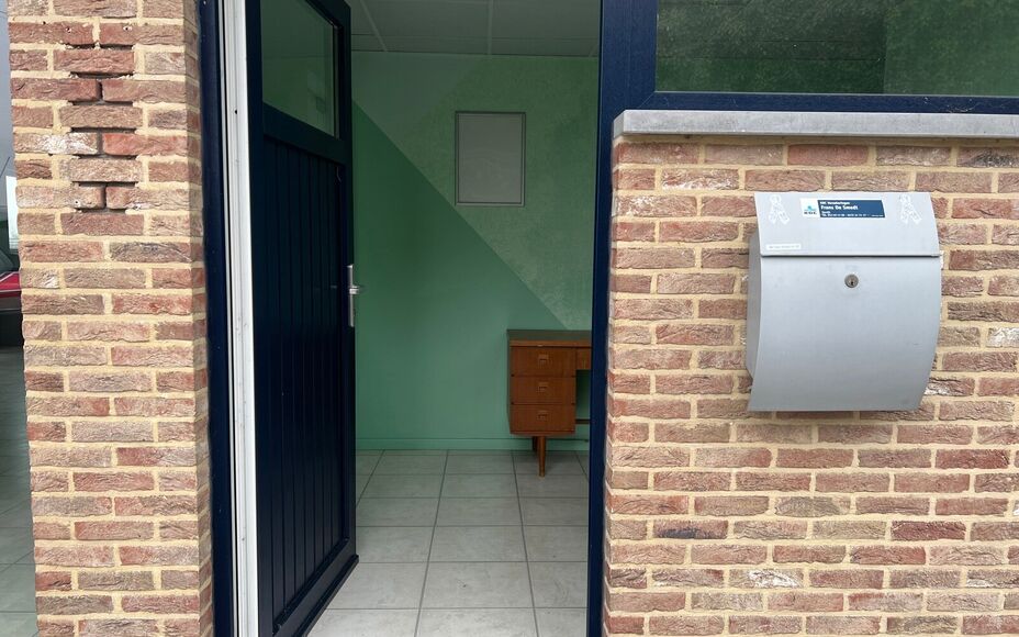 LEEMANS IMMOBILIËN vous propose l'espace professionnel suivant situé dans la commune d'Opwijk. 

L'immeuble était utilisé comme bureau (profession indépendante) mais peut aussi parfaitement servir par exemple de cabinet / activité indépendante à c