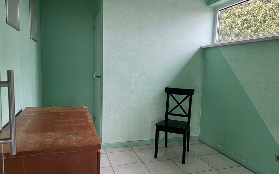 LEEMANS IMMOBILIËN vous propose l'espace professionnel suivant situé dans la commune d'Opwijk. 

L'immeuble était utilisé comme bureau (profession indépendante) mais peut aussi parfaitement servir par exemple de cabinet / activité indépendante à c