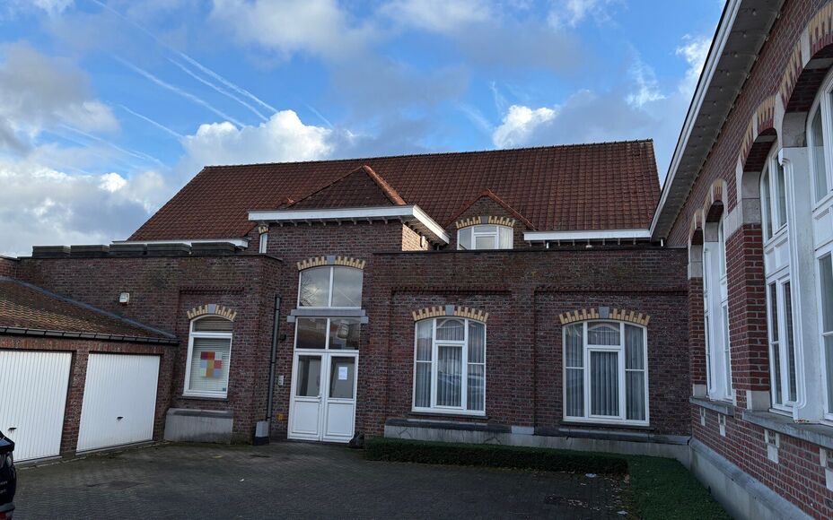 Dans un complexe unique (projet de rénovation d'une école primaire), nous vous proposons ce charmant appartement duplex comprenant : un séjour particulièrement lumineux avec cuisine ouverte (entièrement équipée) et accès à une spacieuse terrasse 