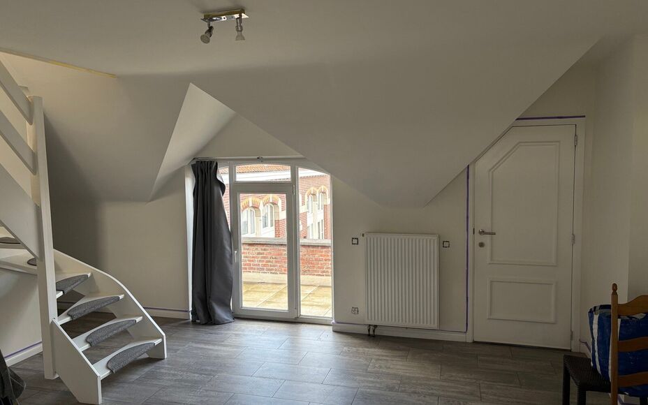 Dans un complexe unique (projet de rénovation d'une école primaire), nous vous proposons ce charmant appartement duplex comprenant : un séjour particulièrement lumineux avec cuisine ouverte (entièrement équipée) et accès à une spacieuse terrasse 