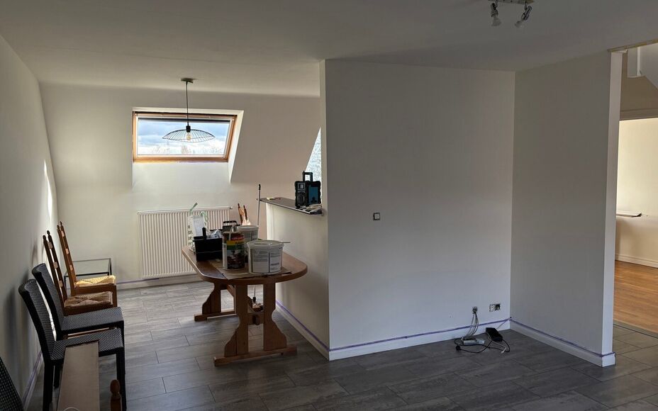 Dans un complexe unique (projet de rénovation d'une école primaire), nous vous proposons ce charmant appartement duplex comprenant : un séjour particulièrement lumineux avec cuisine ouverte (entièrement équipée) et accès à une spacieuse terrasse 