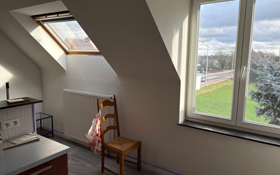 Dans un complexe unique (projet de rénovation d'une école primaire), nous vous proposons ce charmant appartement duplex comprenant : un séjour particulièrement lumineux avec cuisine ouverte (entièrement équipée) et accès à une spacieuse terrasse 