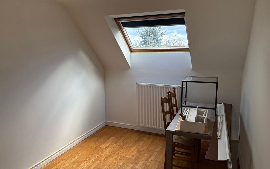 Dans un complexe unique (projet de rénovation d'une école primaire), nous vous proposons ce charmant appartement duplex comprenant : un séjour particulièrement lumineux avec cuisine ouverte (entièrement équipée) et accès à une spacieuse terrasse 
