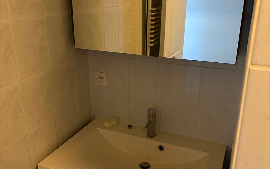 Dans un complexe unique (projet de rénovation d'une école primaire), nous vous proposons ce charmant appartement duplex comprenant : un séjour particulièrement lumineux avec cuisine ouverte (entièrement équipée) et accès à une spacieuse terrasse 