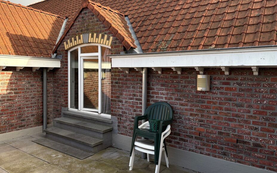 Dans un complexe unique (projet de rénovation d'une école primaire), nous vous proposons ce charmant appartement duplex comprenant : un séjour particulièrement lumineux avec cuisine ouverte (entièrement équipée) et accès à une spacieuse terrasse 