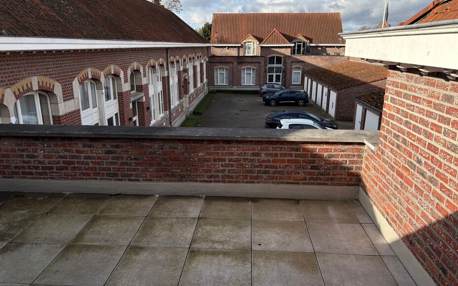 Dans un complexe unique (projet de rénovation d'une école primaire), nous vous proposons ce charmant appartement duplex comprenant : un séjour particulièrement lumineux avec cuisine ouverte (entièrement équipée) et accès à une spacieuse terrasse 