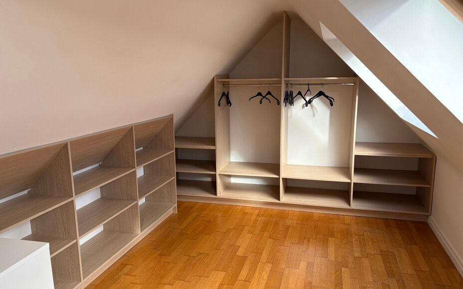 Dans un complexe unique (projet de rénovation d'une école primaire), nous vous proposons ce charmant appartement duplex comprenant : un séjour particulièrement lumineux avec cuisine ouverte (entièrement équipée) et accès à une spacieuse terrasse 
