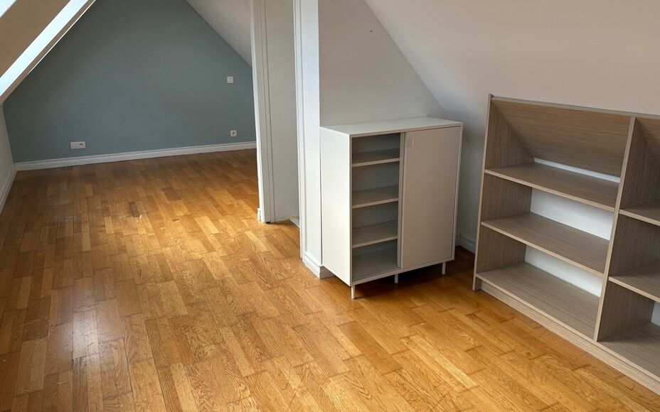 Dans un complexe unique (projet de rénovation d'une école primaire), nous vous proposons ce charmant appartement duplex comprenant : un séjour particulièrement lumineux avec cuisine ouverte (entièrement équipée) et accès à une spacieuse terrasse 