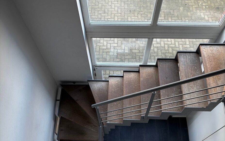 Dans un complexe unique (projet de rénovation d'une école primaire), nous vous proposons ce charmant appartement duplex comprenant : un séjour particulièrement lumineux avec cuisine ouverte (entièrement équipée) et accès à une spacieuse terrasse 