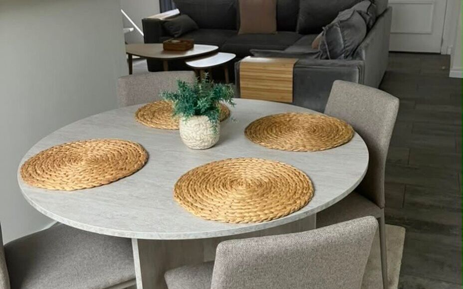 Dans un complexe unique (projet de rénovation d'une école primaire), nous vous proposons ce charmant appartement duplex comprenant : un séjour particulièrement lumineux avec cuisine ouverte (entièrement équipée) et accès à une spacieuse terrasse 