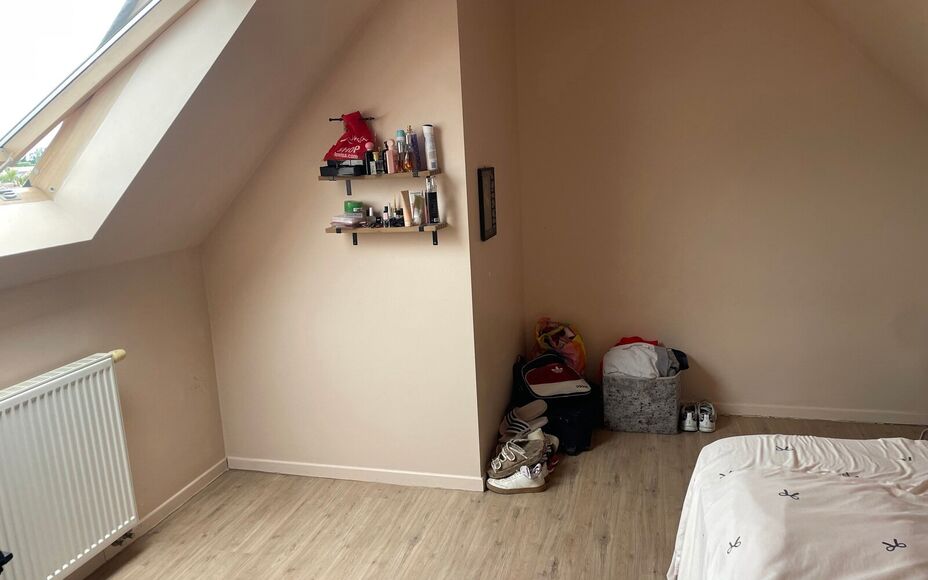 Leemans Immobiliën vous propose ce charmant appartement duplex, idéalement situé à Wetteren. À quelques pas de la gare et à proximité immédiate des grands axes routiers, des écoles, des installations sportives, des commerces et des transports en 