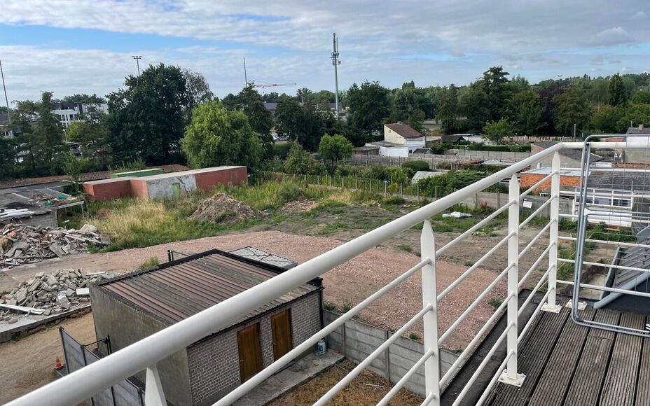 Leemans Immobiliën vous propose ce charmant appartement duplex, idéalement situé à Wetteren. À quelques pas de la gare et à proximité immédiate des grands axes routiers, des écoles, des installations sportives, des commerces et des transports en 