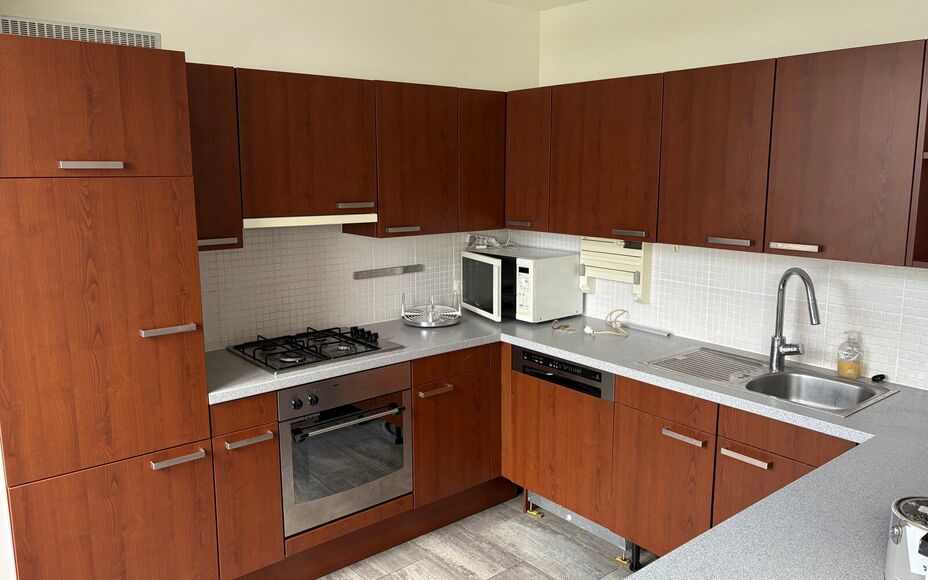 In een bijzonder complex (renovatieproject basisschool) bieden wij u dit gezellig duplex appartement aan bestaande uit: een bijzonder lichtrijke leefruimte met open keuken (volledig geïnstalleerd) en aansluitend aan het ruim terras met zicht op de binnen