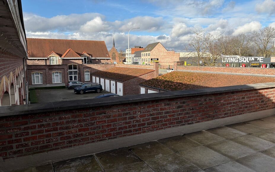 In een bijzonder complex (renovatieproject basisschool) bieden wij u dit gezellig duplex appartement aan bestaande uit: een bijzonder lichtrijke leefruimte met open keuken (volledig geïnstalleerd) en aansluitend aan het ruim terras met zicht op de binnen
