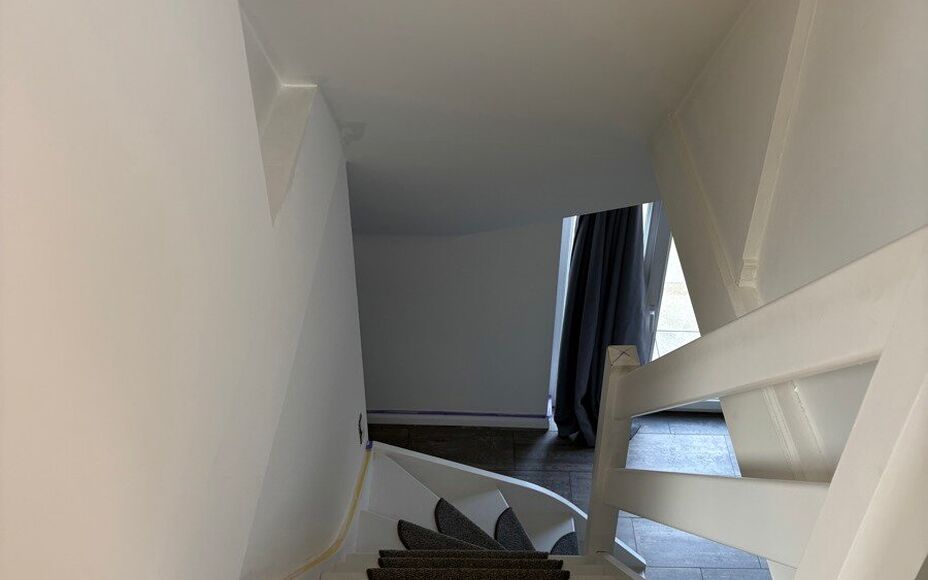 In een bijzonder complex (renovatieproject basisschool) bieden wij u dit gezellig duplex appartement aan bestaande uit: een bijzonder lichtrijke leefruimte met open keuken (volledig geïnstalleerd) en aansluitend aan het ruim terras met zicht op de binnen