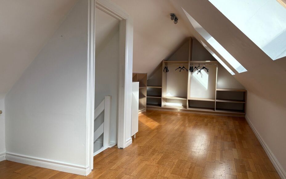 In een bijzonder complex (renovatieproject basisschool) bieden wij u dit gezellig duplex appartement aan bestaande uit: een bijzonder lichtrijke leefruimte met open keuken (volledig geïnstalleerd) en aansluitend aan het ruim terras met zicht op de binnen