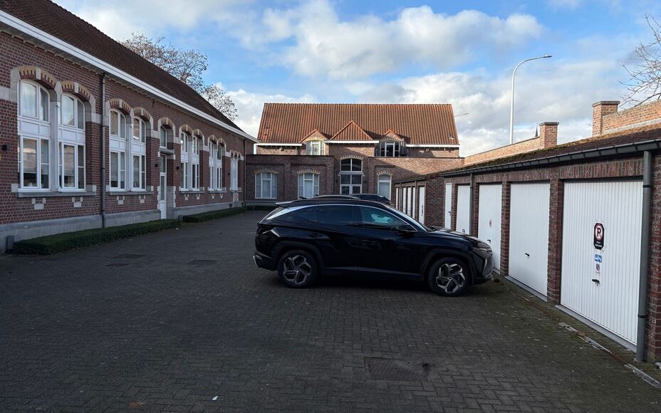 In een bijzonder complex (renovatieproject basisschool) bieden wij u dit gezellig duplex appartement aan bestaande uit: een bijzonder lichtrijke leefruimte met open keuken (volledig geïnstalleerd) en aansluitend aan het ruim terras met zicht op de binnen