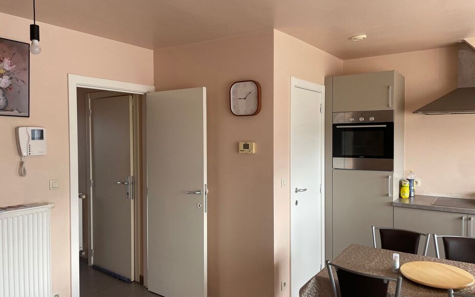 Leemans Immobiliën biedt u dit charmante duplexappartement aan, gelegen op een uitstekende locatie in Wetteren. Op wandelafstand van het station en in de onmiddellijke nabijheid van belangrijke invalswegen, scholen, sportinfrastructuur, winkels en openba