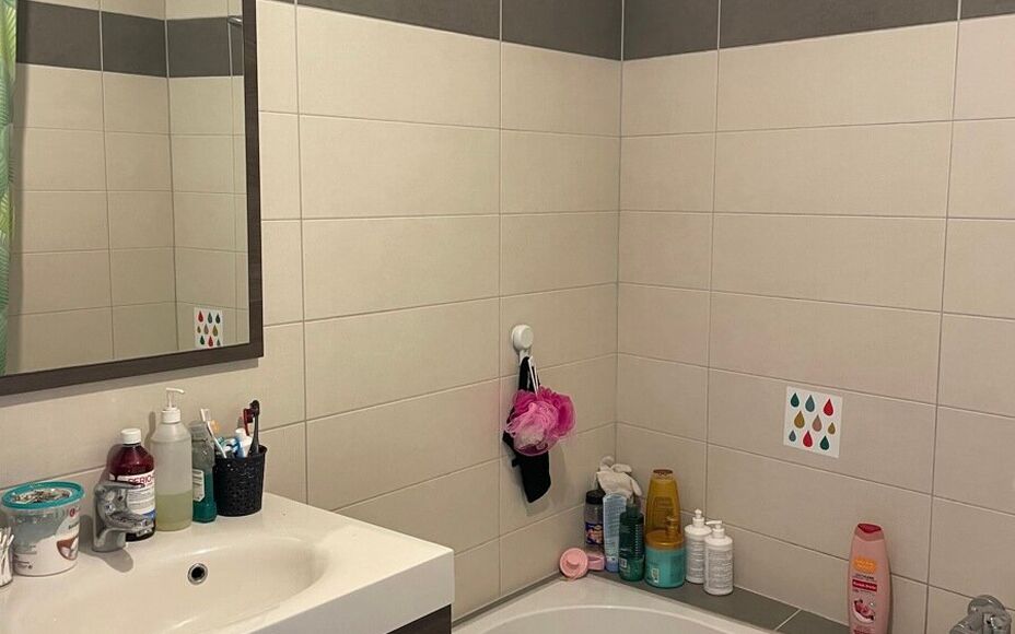 Leemans Immobiliën biedt u dit charmante duplexappartement aan, gelegen op een uitstekende locatie in Wetteren. Op wandelafstand van het station en in de onmiddellijke nabijheid van belangrijke invalswegen, scholen, sportinfrastructuur, winkels en openba