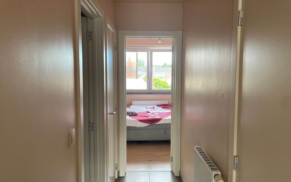 Leemans Immobiliën biedt u dit charmante duplexappartement aan, gelegen op een uitstekende locatie in Wetteren. Op wandelafstand van het station en in de onmiddellijke nabijheid van belangrijke invalswegen, scholen, sportinfrastructuur, winkels en openba