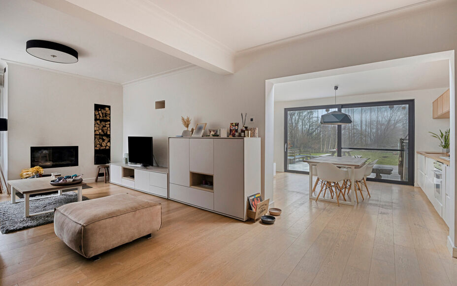 Leemans Immobiliën stelt u deze prachtig gerenoveerde, halfopen en bijzonder gezellige woning voor, gelegen in het hart van Merchtem. Dankzij de uitstekende ligging bevinden winkels, openbaar vervoer, scholen, sportinfrastructuur en fiets- en wandelroute