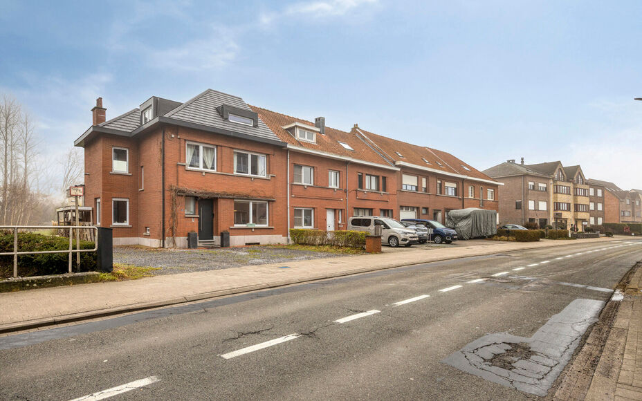 Leemans Immobiliën stelt u deze prachtig gerenoveerde, halfopen en bijzonder gezellige woning voor, gelegen in het hart van Merchtem. Dankzij de uitstekende ligging bevinden winkels, openbaar vervoer, scholen, sportinfrastructuur en fiets- en wandelroute