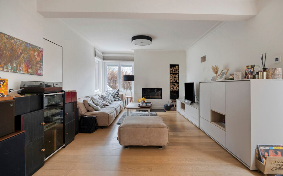Leemans Immobiliën stelt u deze prachtig gerenoveerde, halfopen en bijzonder gezellige woning voor, gelegen in het hart van Merchtem. Dankzij de uitstekende ligging bevinden winkels, openbaar vervoer, scholen, sportinfrastructuur en fiets- en wandelroute