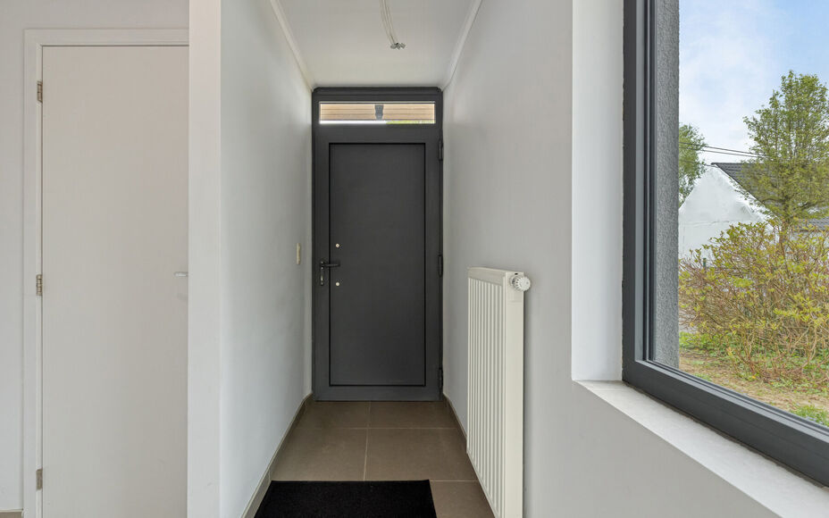 Leemans Immobiliën presenteert u deze charmante woning op een centrale ligging in Asse.
Dankzij de uitstekende locatie bevinden winkels, scholen, sportinfrastructuur, fiets- en wandelpaden en belangrijke invalswegen zich op korte afstand. U geniet hier v