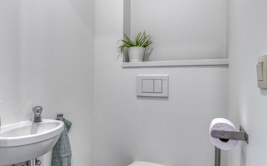 Leemans Immobiliën presenteert u deze charmante woning op een centrale ligging in Asse.
Dankzij de uitstekende locatie bevinden winkels, scholen, sportinfrastructuur, fiets- en wandelpaden en belangrijke invalswegen zich op korte afstand. U geniet hier v