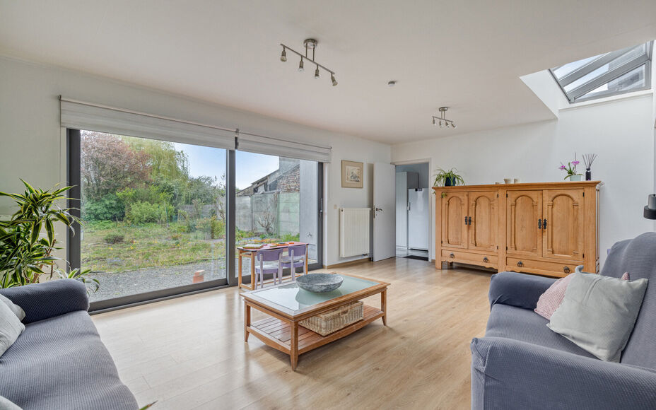 Leemans Immobiliën presenteert u deze charmante woning op een centrale ligging in Asse.
Dankzij de uitstekende locatie bevinden winkels, scholen, sportinfrastructuur, fiets- en wandelpaden en belangrijke invalswegen zich op korte afstand. U geniet hier v