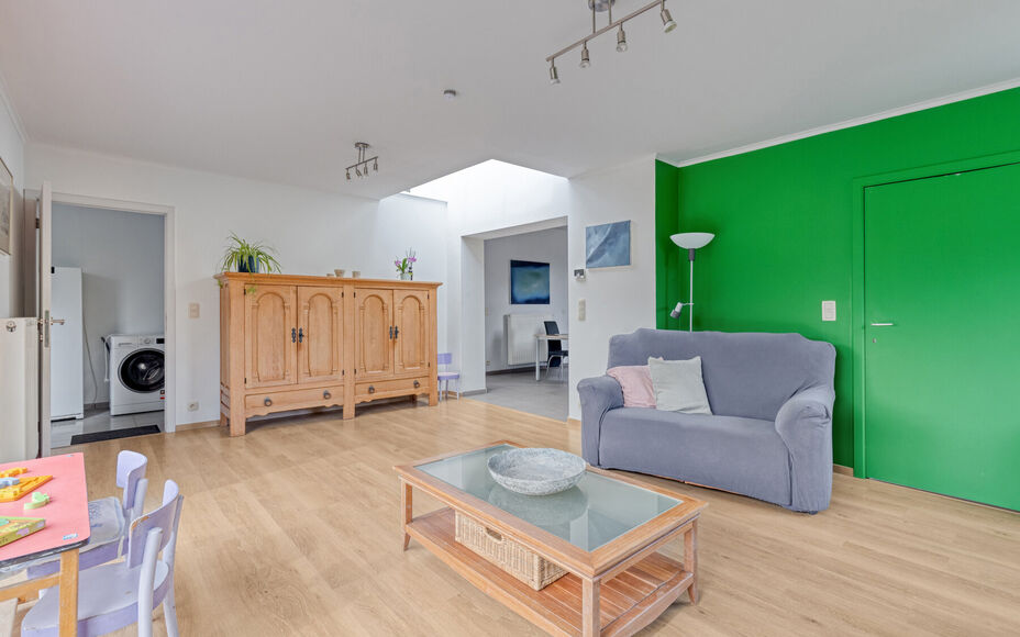 Leemans Immobiliën presenteert u deze charmante woning op een centrale ligging in Asse.
Dankzij de uitstekende locatie bevinden winkels, scholen, sportinfrastructuur, fiets- en wandelpaden en belangrijke invalswegen zich op korte afstand. U geniet hier v