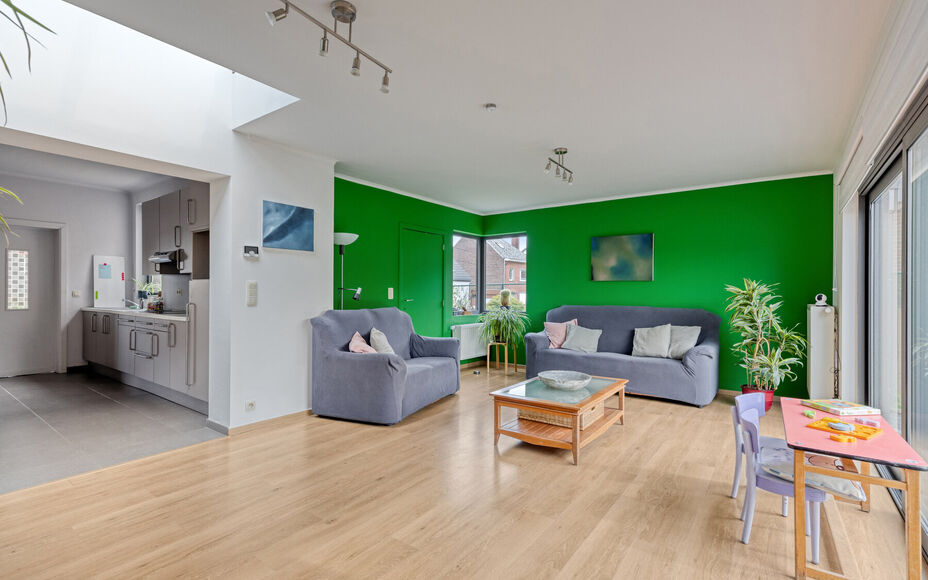 Leemans Immobiliën presenteert u deze charmante woning op een centrale ligging in Asse.
Dankzij de uitstekende locatie bevinden winkels, scholen, sportinfrastructuur, fiets- en wandelpaden en belangrijke invalswegen zich op korte afstand. U geniet hier v