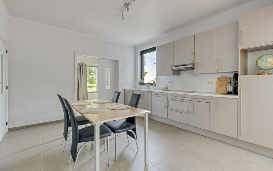 Leemans Immobiliën presenteert u deze charmante woning op een centrale ligging in Asse.
Dankzij de uitstekende locatie bevinden winkels, scholen, sportinfrastructuur, fiets- en wandelpaden en belangrijke invalswegen zich op korte afstand. U geniet hier v