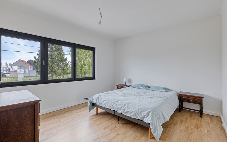 Leemans Immobiliën presenteert u deze charmante woning op een centrale ligging in Asse.
Dankzij de uitstekende locatie bevinden winkels, scholen, sportinfrastructuur, fiets- en wandelpaden en belangrijke invalswegen zich op korte afstand. U geniet hier v