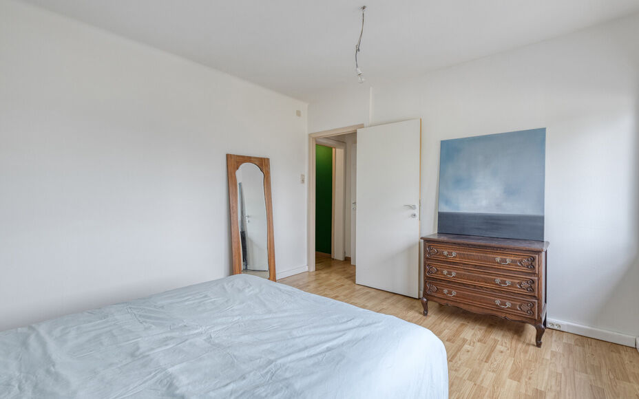 Leemans Immobiliën presenteert u deze charmante woning op een centrale ligging in Asse.
Dankzij de uitstekende locatie bevinden winkels, scholen, sportinfrastructuur, fiets- en wandelpaden en belangrijke invalswegen zich op korte afstand. U geniet hier v