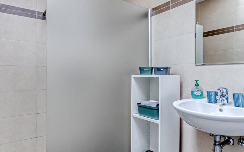Leemans Immobiliën presenteert u deze charmante woning op een centrale ligging in Asse.
Dankzij de uitstekende locatie bevinden winkels, scholen, sportinfrastructuur, fiets- en wandelpaden en belangrijke invalswegen zich op korte afstand. U geniet hier v