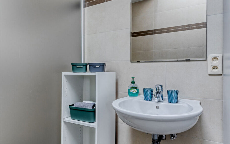 Leemans Immobiliën presenteert u deze charmante woning op een centrale ligging in Asse.
Dankzij de uitstekende locatie bevinden winkels, scholen, sportinfrastructuur, fiets- en wandelpaden en belangrijke invalswegen zich op korte afstand. U geniet hier v