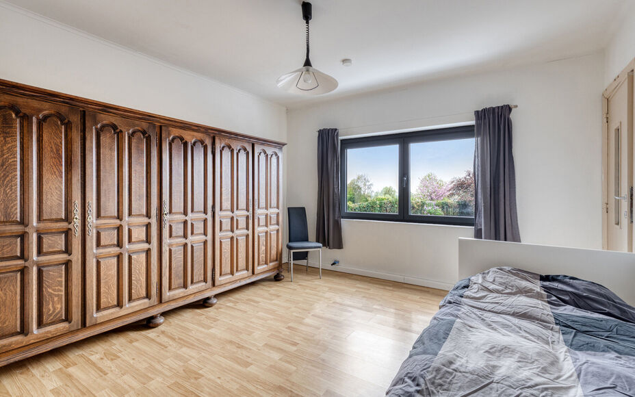Leemans Immobiliën presenteert u deze charmante woning op een centrale ligging in Asse.
Dankzij de uitstekende locatie bevinden winkels, scholen, sportinfrastructuur, fiets- en wandelpaden en belangrijke invalswegen zich op korte afstand. U geniet hier v