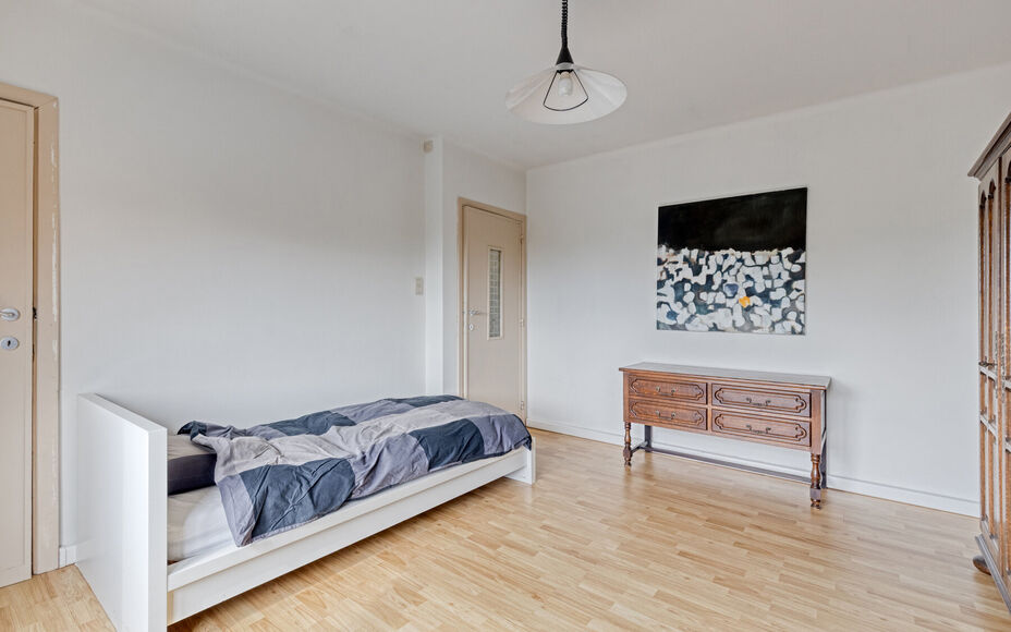 Leemans Immobiliën presenteert u deze charmante woning op een centrale ligging in Asse.
Dankzij de uitstekende locatie bevinden winkels, scholen, sportinfrastructuur, fiets- en wandelpaden en belangrijke invalswegen zich op korte afstand. U geniet hier v