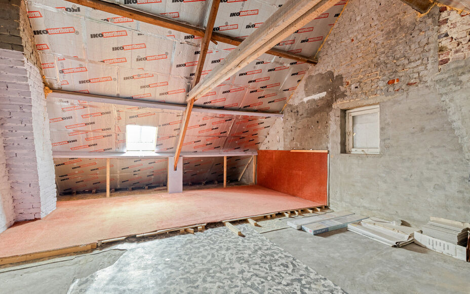 Leemans Immobiliën presenteert u deze charmante woning op een centrale ligging in Asse.
Dankzij de uitstekende locatie bevinden winkels, scholen, sportinfrastructuur, fiets- en wandelpaden en belangrijke invalswegen zich op korte afstand. U geniet hier v