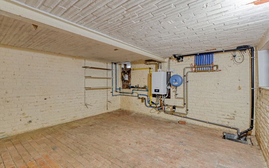 Leemans Immobiliën presenteert u deze charmante woning op een centrale ligging in Asse.
Dankzij de uitstekende locatie bevinden winkels, scholen, sportinfrastructuur, fiets- en wandelpaden en belangrijke invalswegen zich op korte afstand. U geniet hier v