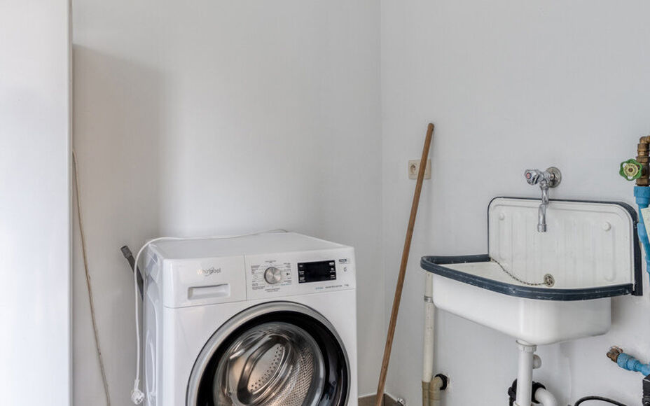 Leemans Immobiliën presenteert u deze charmante woning op een centrale ligging in Asse.
Dankzij de uitstekende locatie bevinden winkels, scholen, sportinfrastructuur, fiets- en wandelpaden en belangrijke invalswegen zich op korte afstand. U geniet hier v